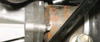 Unscrew the three nuts securing the Chevrolet Niva bearing cover